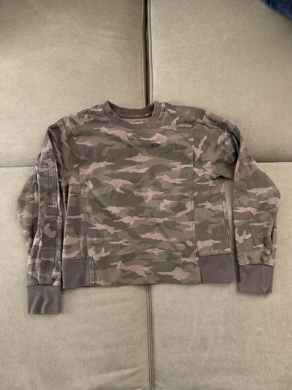 Athleta Camo Crewneck Sweatshirt Women’s XS Gray Olive Logo Sleeve Pullover